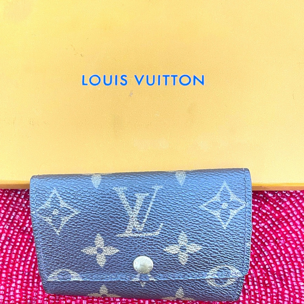 Louis Vuitton 4 Key/ card Holder. Preowned. Excellent condition with a box . - Picture 1 of 6